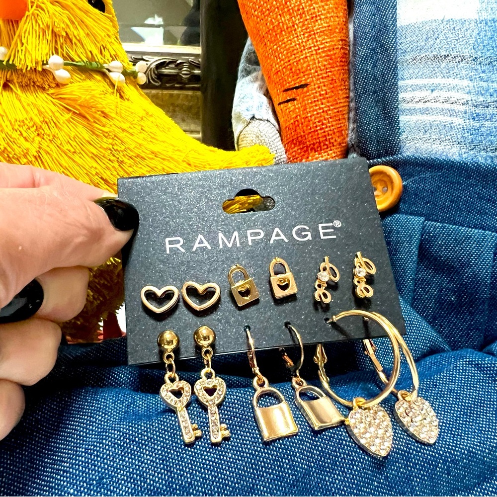 New On Card, Rampage Goldtone Earrings! ❤️💕